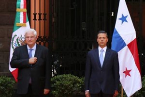 Tổng thống Panama Ricardo Martinelli (trái) và Tổng thống Mexico Enrique Peña Nieto.